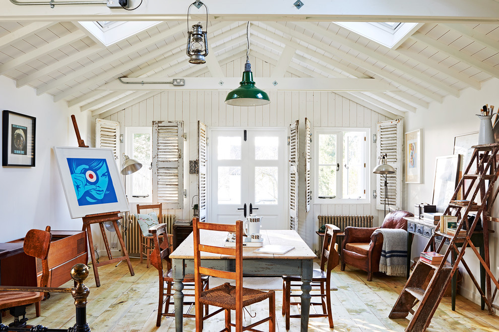 Imagen de salón abierto de estilo de casa de campo con paredes blancas y suelo de madera en tonos medios
