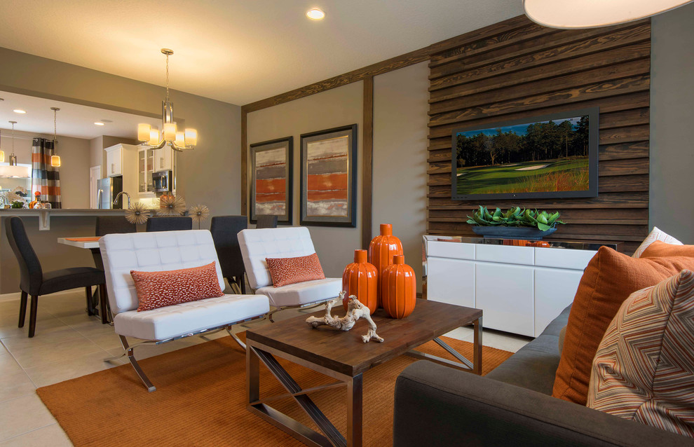 Стильный дизайн: парадная, открытая гостиная комната в стиле неоклассика (современная классика) с серыми стенами, телевизором на стене, деревянными стенами, деревянным полом и акцентной стеной - последний тренд
