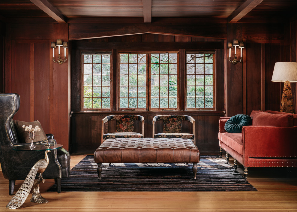 Ispirazione per un soggiorno classico con sala formale, pareti marroni e pavimento in legno massello medio