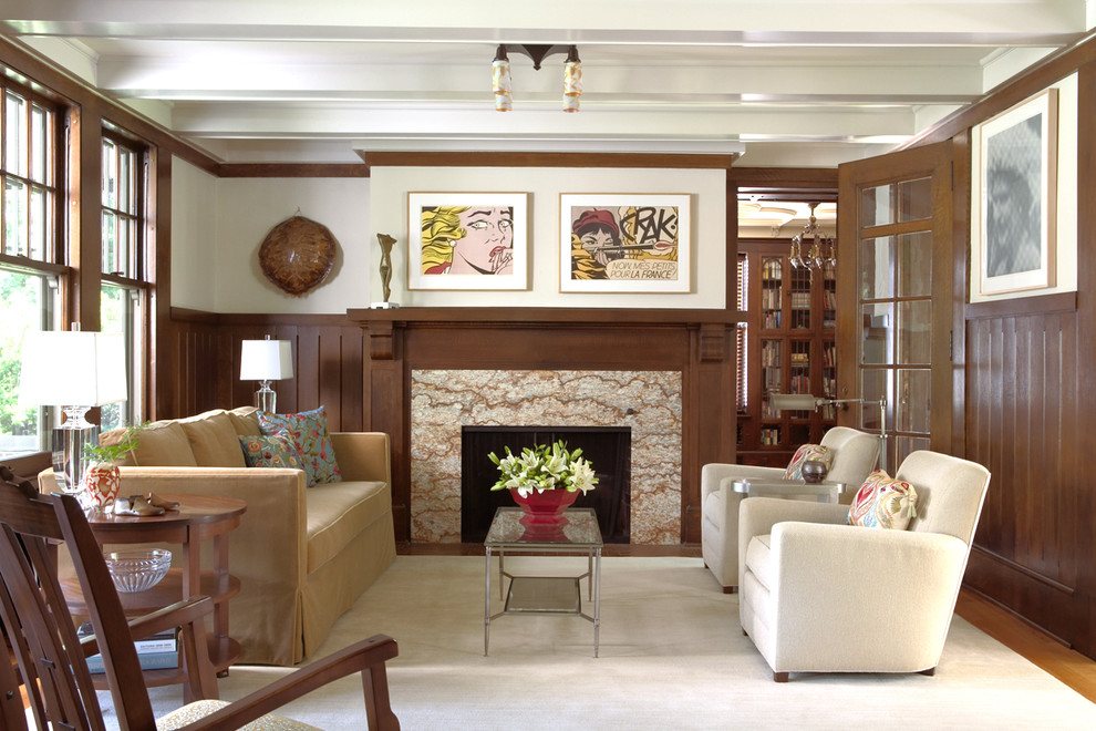 Cette image montre un salon craftsman fermé avec une salle de réception, une cheminée standard, aucun téléviseur, un mur blanc, un sol en bois brun et un manteau de cheminée en pierre.