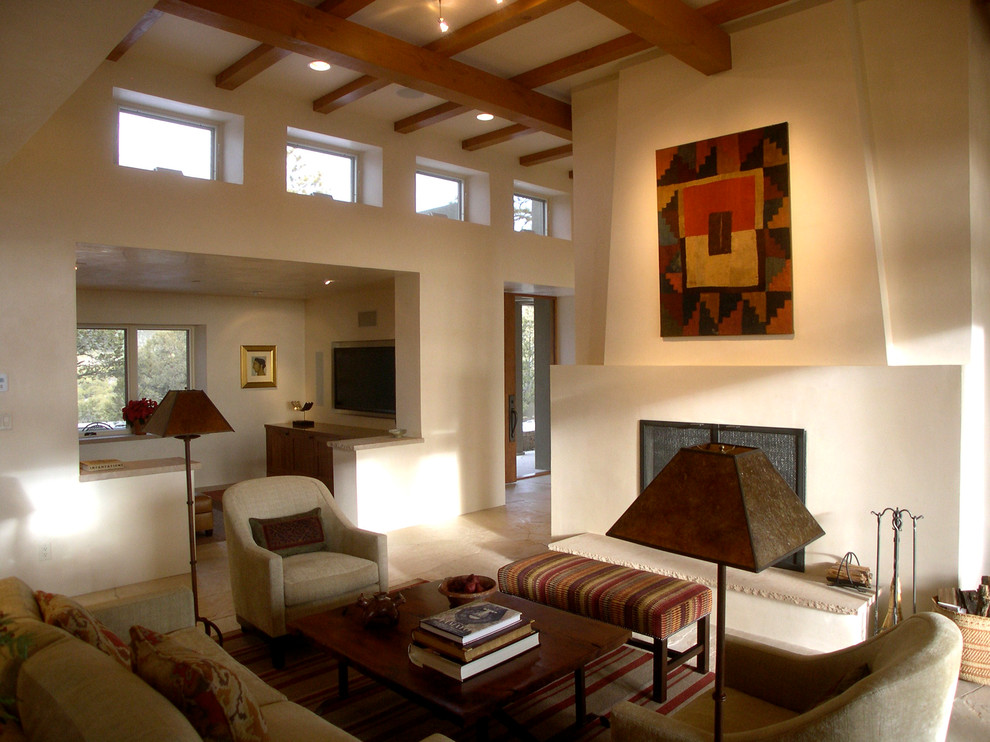 Imagen de salón para visitas abierto contemporáneo de tamaño medio con paredes blancas, todas las chimeneas y televisor colgado en la pared