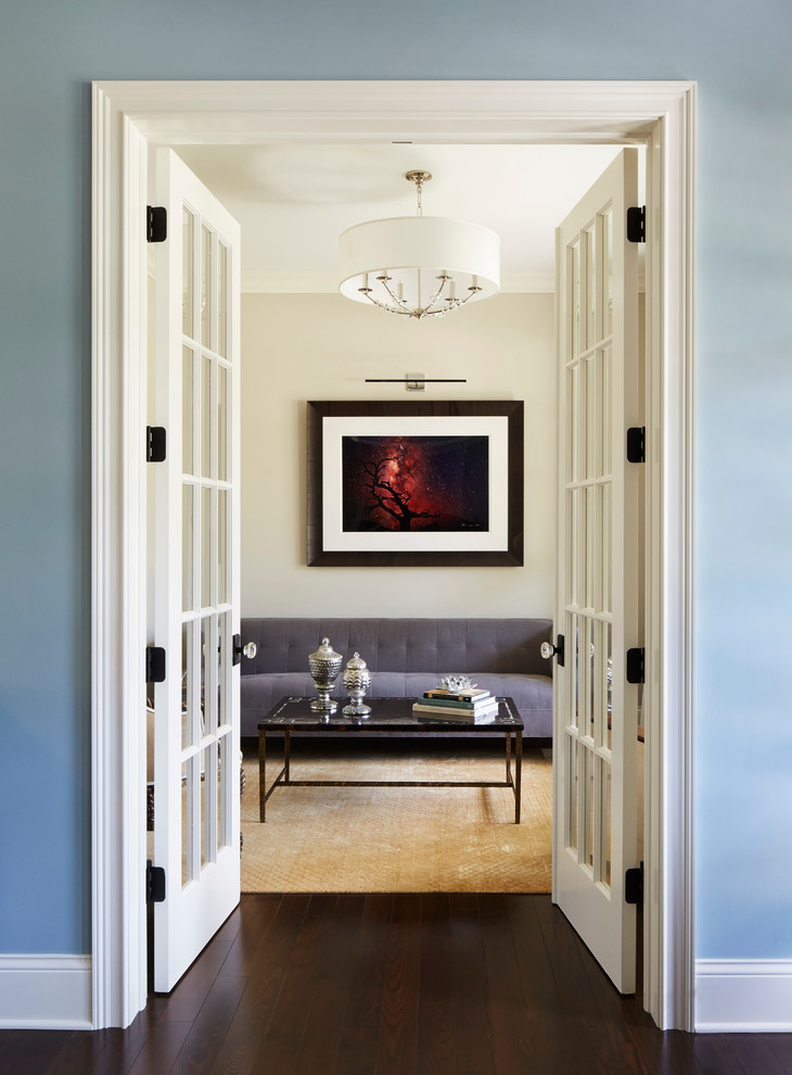 Свежая идея для дизайна: парадная, изолированная гостиная комната среднего размера в стиле фьюжн с бежевыми стенами и темным паркетным полом без камина, телевизора - отличное фото интерьера