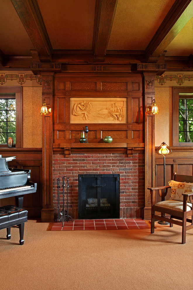 Cette image montre un salon traditionnel fermé avec une salle de réception, un mur marron, moquette, une cheminée standard, un manteau de cheminée en brique et aucun téléviseur.