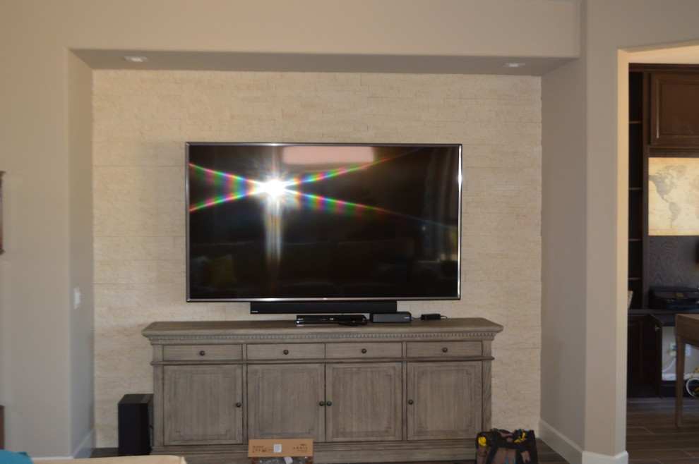 Ejemplo de salón tradicional con paredes beige, televisor independiente y suelo marrón