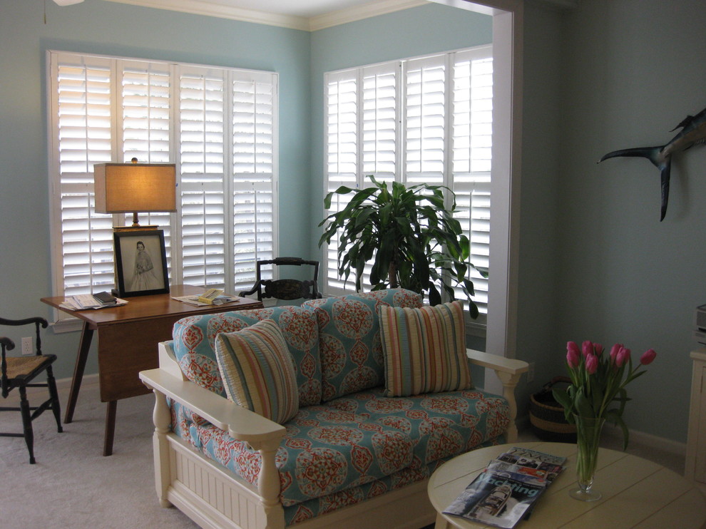 Idéer för att renovera ett litet vintage separat vardagsrum, med blå väggar och heltäckningsmatta