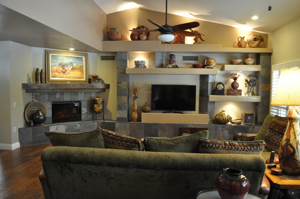 Immagine di un soggiorno rustico di medie dimensioni e aperto con pareti beige, parquet scuro, camino ad angolo, cornice del camino in pietra e TV autoportante