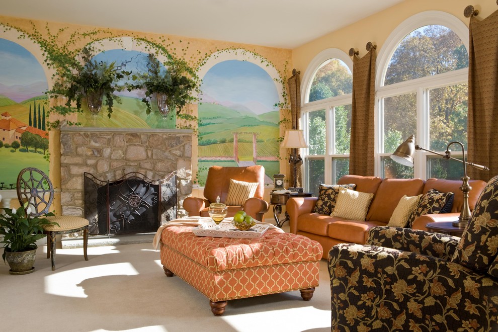 Источник вдохновения для домашнего уюта: гостиная комната в средиземноморском стиле с стандартным камином и фасадом камина из камня