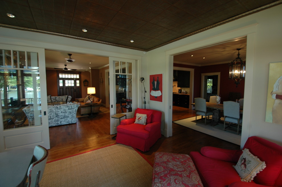 Источник вдохновения для домашнего уюта: открытая гостиная комната среднего размера в стиле фьюжн с коричневыми стенами, паркетным полом среднего тона, горизонтальным камином, фасадом камина из камня и телевизором на стене