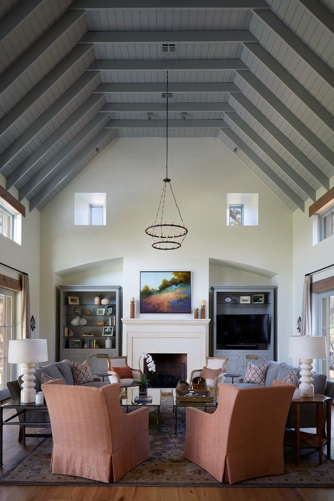 Ejemplo de salón de estilo de casa de campo con paredes blancas, suelo de madera en tonos medios y todas las chimeneas