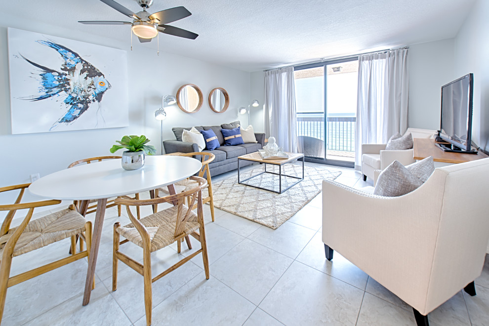 Mittelgroßes, Offenes Klassisches Wohnzimmer ohne Kamin mit blauer Wandfarbe, Keramikboden, freistehendem TV und weißem Boden in Miami
