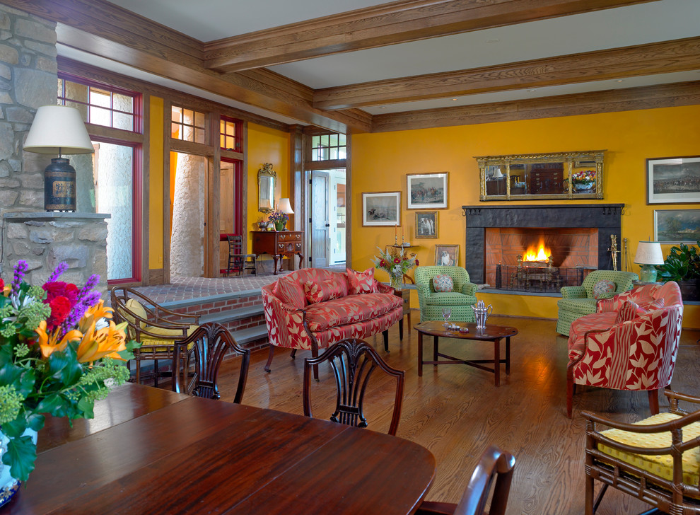 Bild på ett eklektiskt vardagsrum, med gula väggar