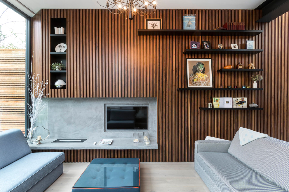 Aménagement d'un salon contemporain ouvert avec un mur marron, parquet clair, aucune cheminée, un téléviseur encastré et un sol beige.