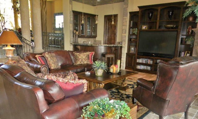 Cette photo montre un très grand salon chic avec une cheminée standard, un manteau de cheminée en béton et un téléviseur encastré.