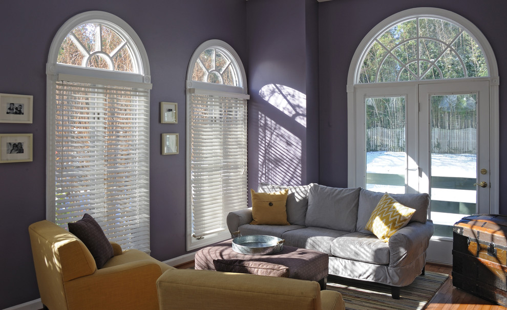 На фото: большая парадная, изолированная гостиная комната в стиле неоклассика (современная классика) с фиолетовыми стенами, паркетным полом среднего тона и коричневым полом без камина, телевизора с
