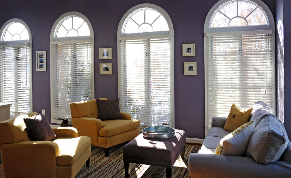 Foto di un grande soggiorno classico chiuso con sala formale, pareti viola, nessun camino, nessuna TV, moquette e pavimento multicolore