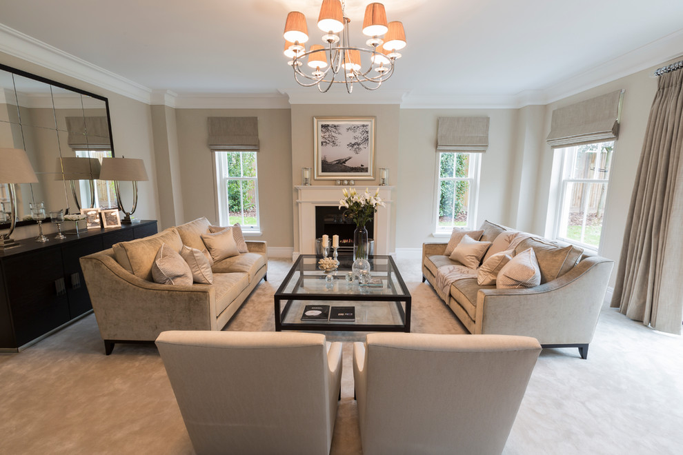 Repräsentatives, Fernseherloses Klassisches Wohnzimmer mit beiger Wandfarbe, Teppichboden und Kamin in Surrey