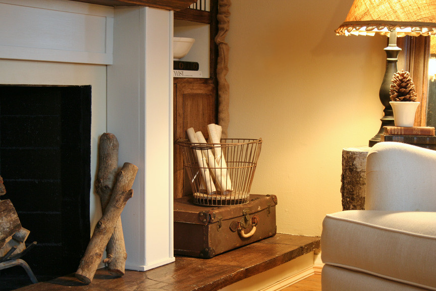 Imagen de salón para visitas abierto tradicional de tamaño medio sin televisor con paredes beige, todas las chimeneas y marco de chimenea de ladrillo