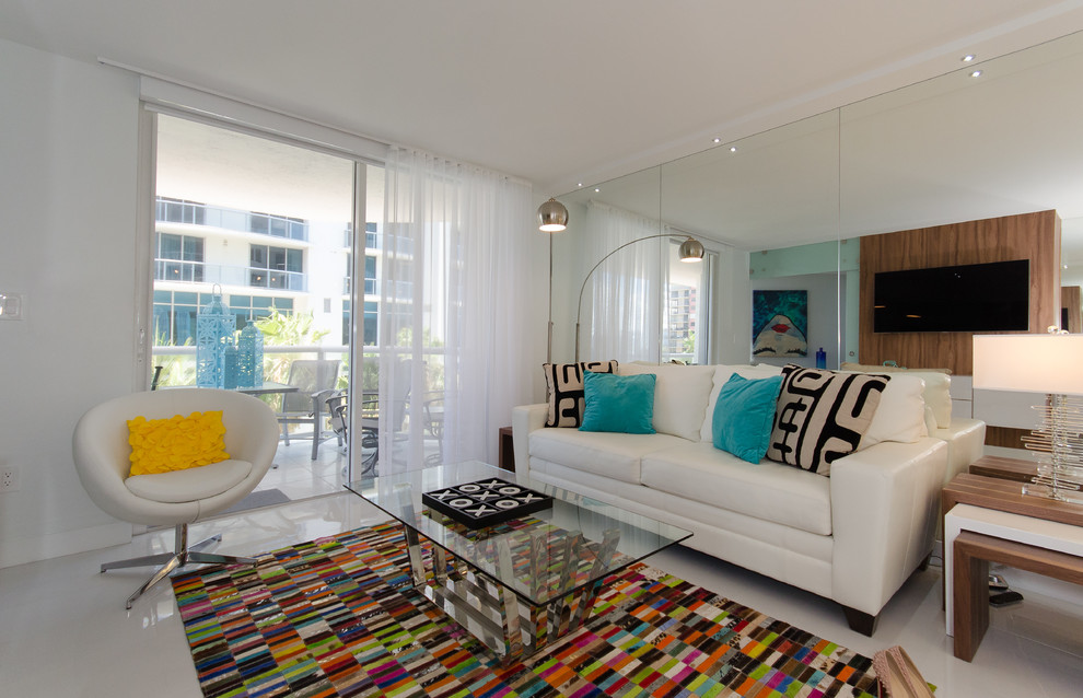 Idee per un piccolo soggiorno moderno aperto con angolo bar, pareti bianche, pavimento in gres porcellanato e TV a parete