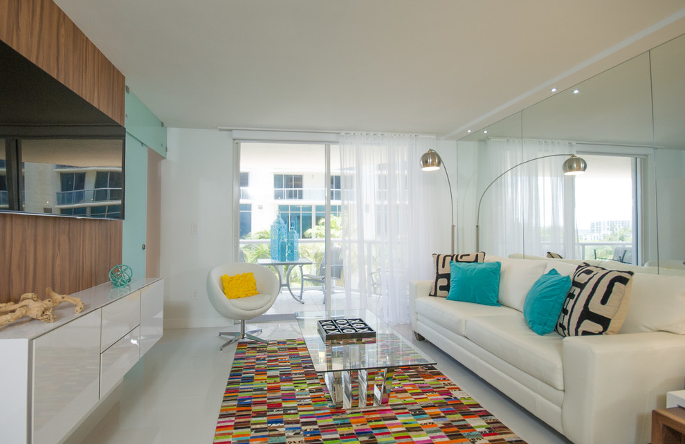 Kleines, Offenes Modernes Wohnzimmer ohne Kamin mit Hausbar, weißer Wandfarbe, Porzellan-Bodenfliesen, TV-Wand und weißem Boden in Miami