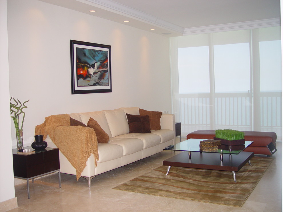 Aménagement d'un petit salon moderne ouvert avec un mur blanc, un sol en marbre et un téléviseur dissimulé.