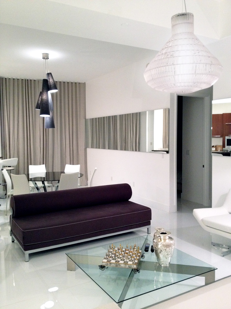 Esempio di un soggiorno minimalista di medie dimensioni e aperto con pareti bianche e TV a parete