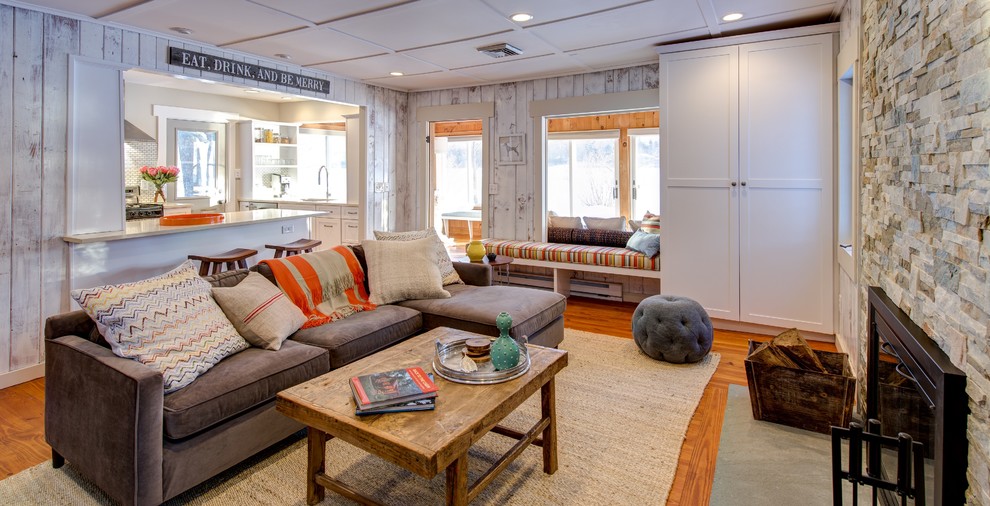 Repräsentatives, Offenes Maritimes Wohnzimmer mit braunem Holzboden, Kamin und Kaminumrandung aus Stein in Boston