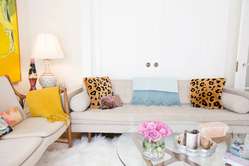 Immagine di un piccolo soggiorno bohémian chiuso con pareti beige e pavimento in legno massello medio