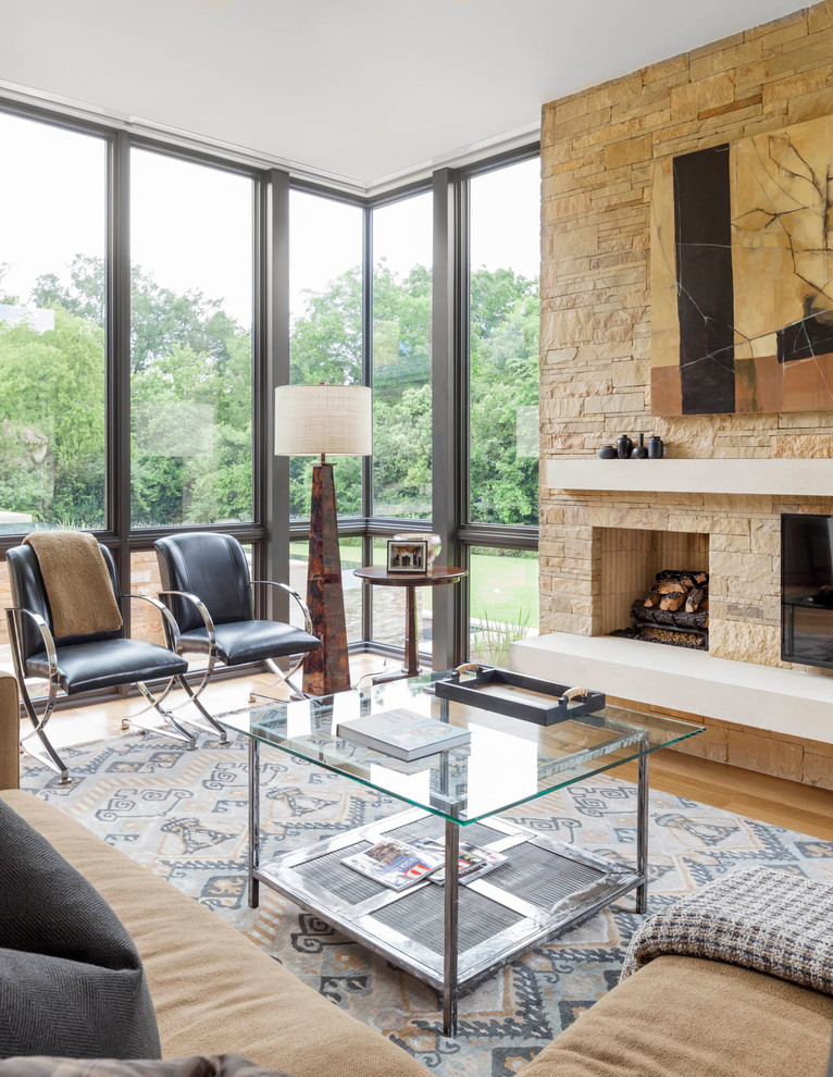 Mittelgroßes, Repräsentatives Modernes Wohnzimmer mit hellem Holzboden, Kamin, Kaminumrandung aus Stein und TV-Wand in Dallas