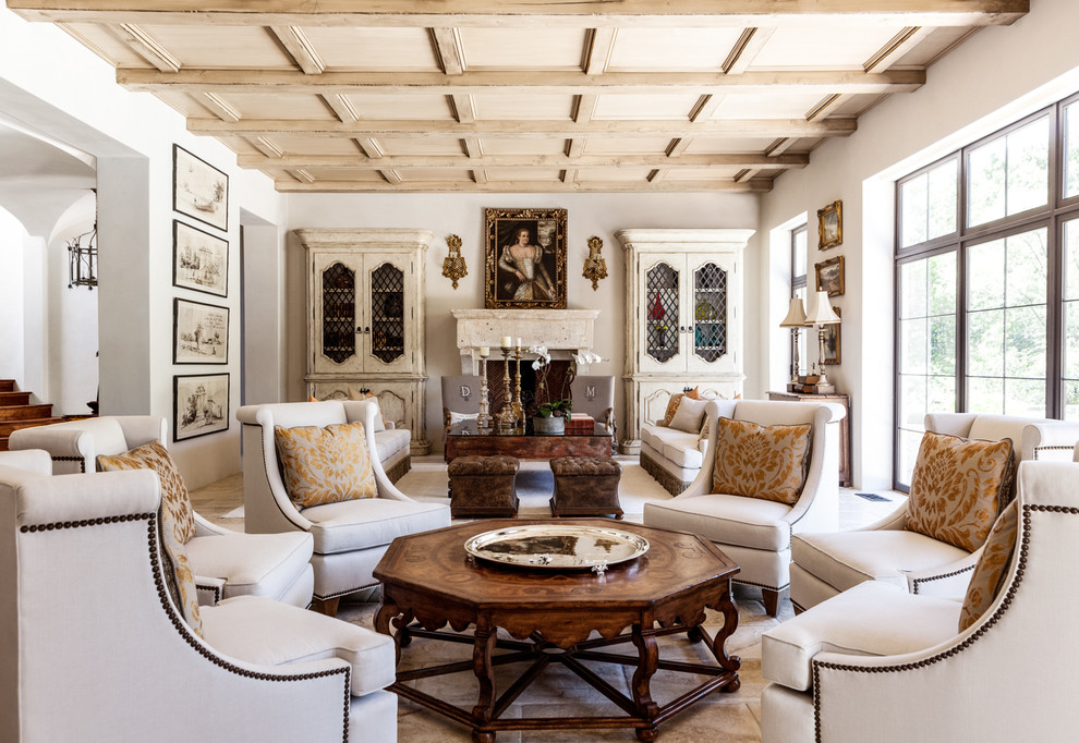 Источник вдохновения для домашнего уюта: огромная гостиная комната в средиземноморском стиле с белыми стенами