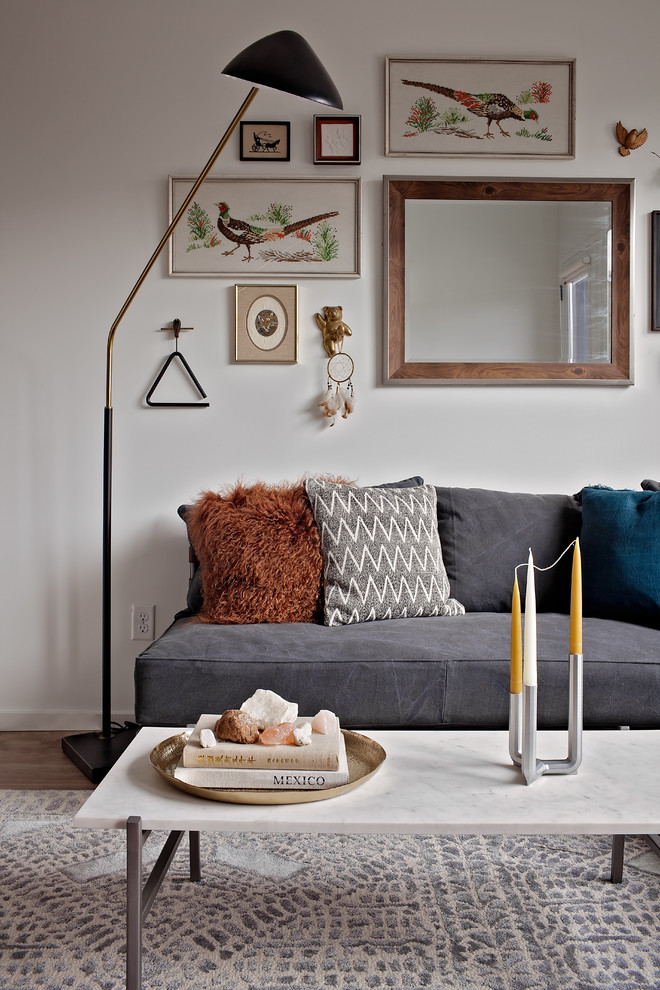 Idee per un soggiorno minimal con pareti bianche, pavimento in legno massello medio e pavimento marrone