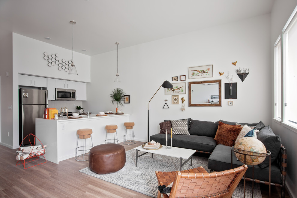 Ispirazione per un soggiorno contemporaneo aperto con pareti bianche, pavimento in legno massello medio e pavimento marrone