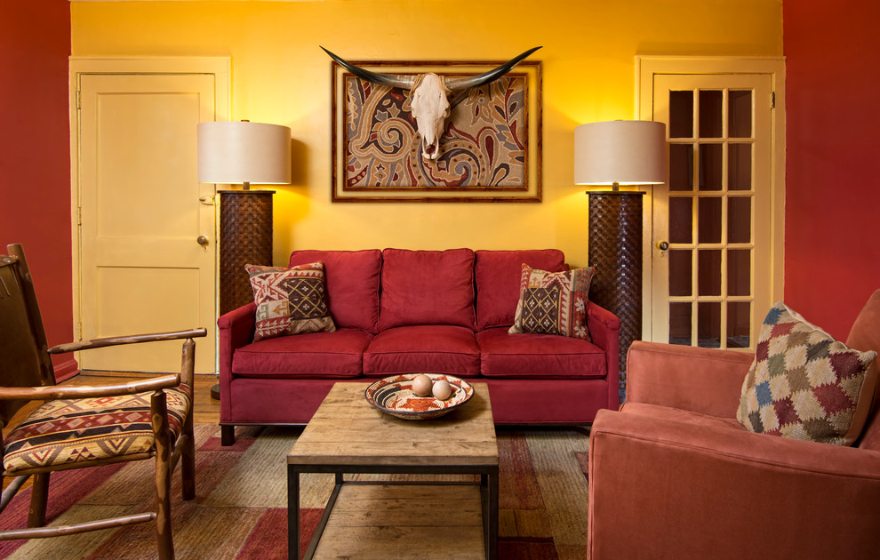 Bild på ett mellanstort rustikt separat vardagsrum, med mellanmörkt trägolv