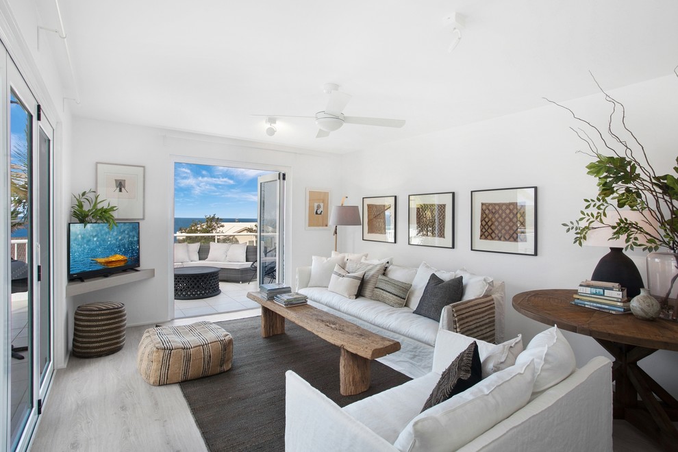 Kleines, Abgetrenntes Maritimes Wohnzimmer mit weißer Wandfarbe, Vinylboden, freistehendem TV und beigem Boden in Sunshine Coast