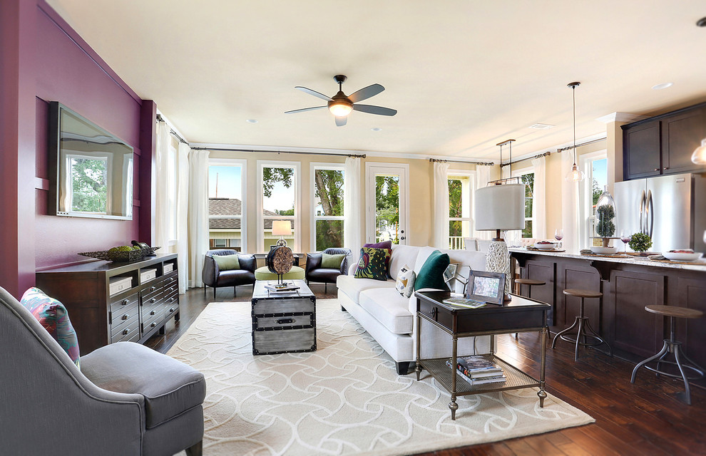 Offenes Klassisches Wohnzimmer mit lila Wandfarbe, dunklem Holzboden und TV-Wand in New Orleans