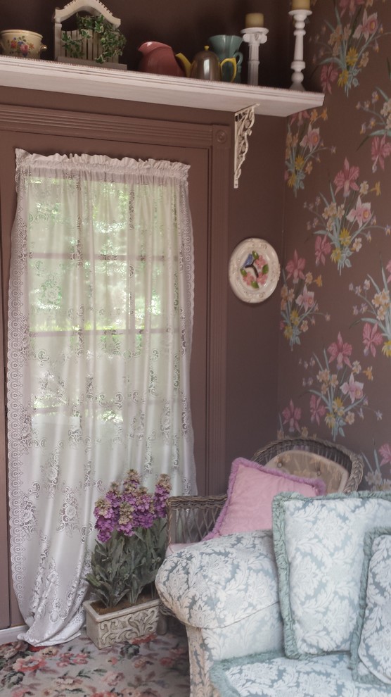 Пример оригинального дизайна: парадная, открытая гостиная комната среднего размера в стиле шебби-шик с разноцветными стенами и полом из керамической плитки без камина