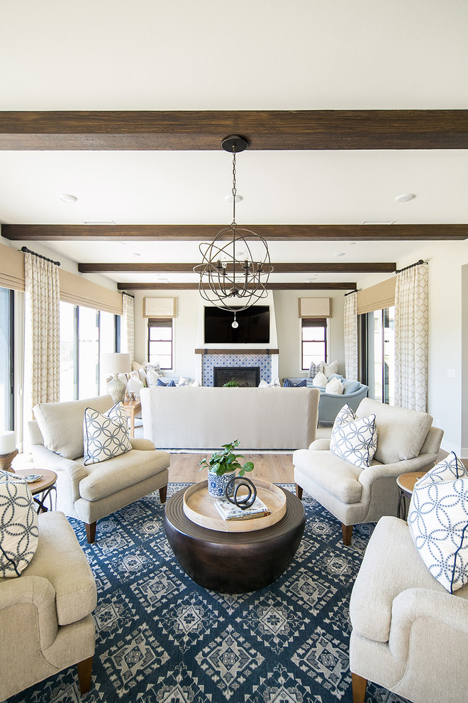 Repräsentatives, Offenes Maritimes Wohnzimmer mit grauer Wandfarbe, braunem Holzboden, Kamin, gefliester Kaminumrandung und TV-Wand in San Diego