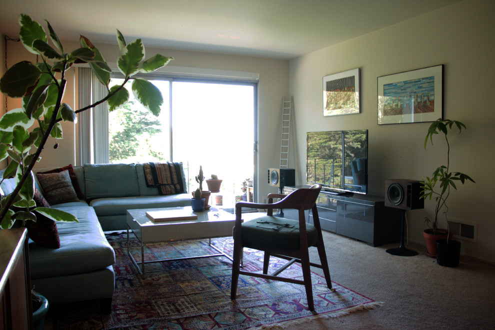 Mittelgroßes, Offenes Stilmix Wohnzimmer mit Teppichboden und freistehendem TV in San Francisco