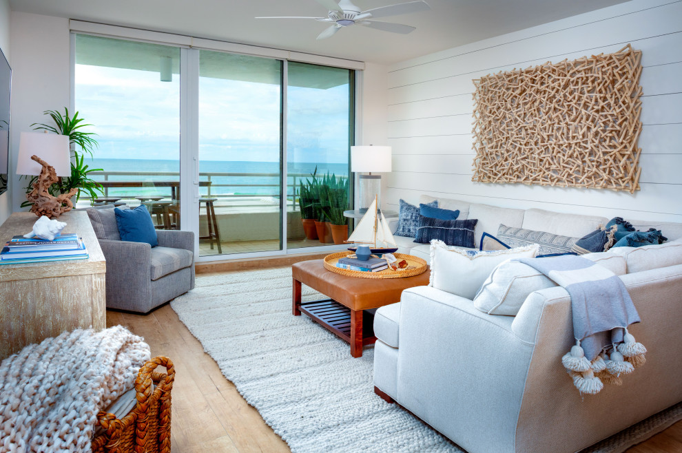 Mittelgroßes, Offenes Country Wohnzimmer mit weißer Wandfarbe und Holzwänden in Tampa