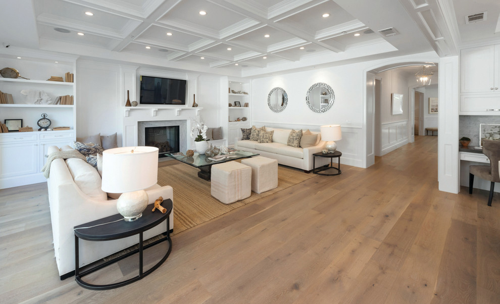 Großes, Offenes Maritimes Wohnzimmer mit weißer Wandfarbe, hellem Holzboden, Kamin und TV-Wand in Los Angeles