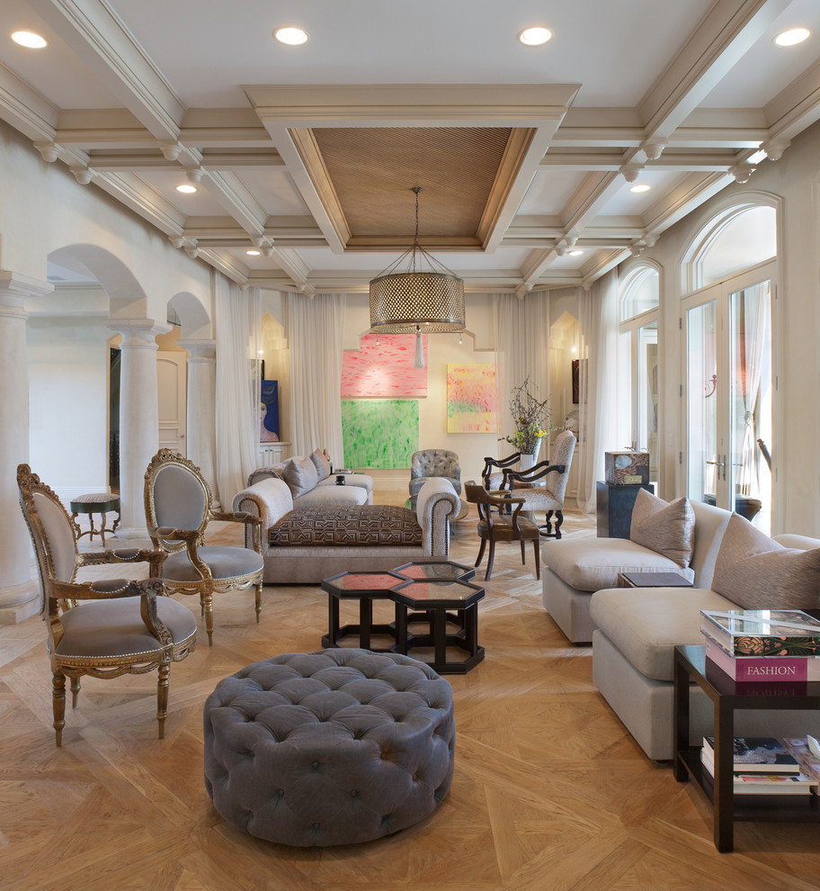 Idee per un soggiorno mediterraneo aperto con sala formale, pareti bianche, parquet chiaro e pavimento marrone