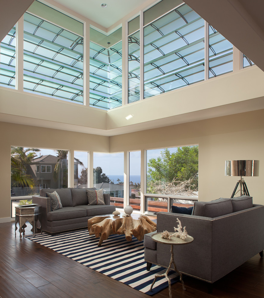 Mittelgroßes, Abgetrenntes, Repräsentatives Modernes Wohnzimmer mit beiger Wandfarbe und dunklem Holzboden in San Diego