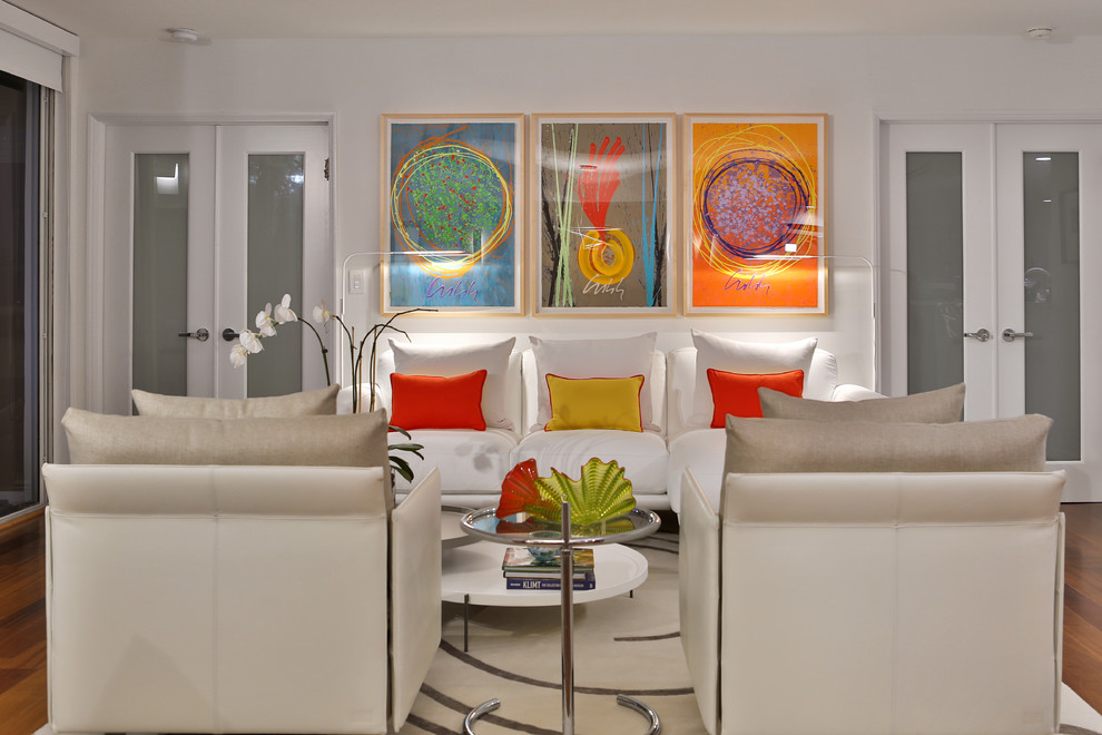 Mittelgroßes, Repräsentatives, Fernseherloses, Offenes Modernes Wohnzimmer ohne Kamin mit weißer Wandfarbe, braunem Holzboden und beigem Boden in Miami