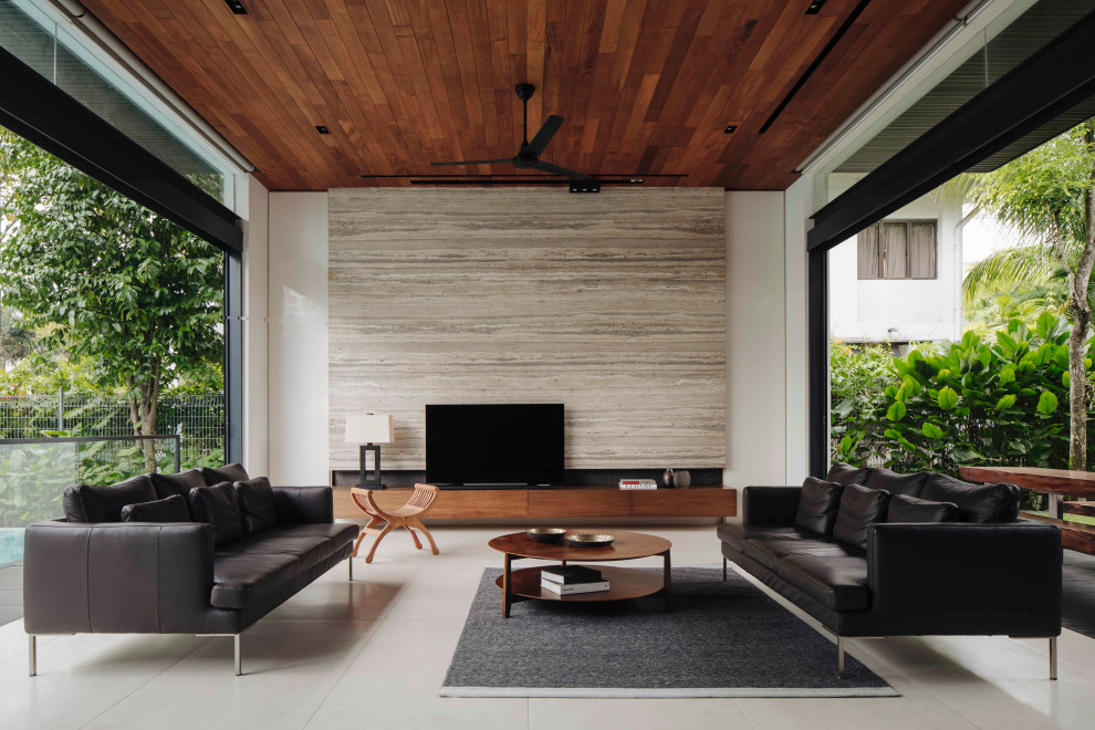 Ispirazione per un grande soggiorno design con pareti beige, TV autoportante, pavimento beige e soffitto in legno