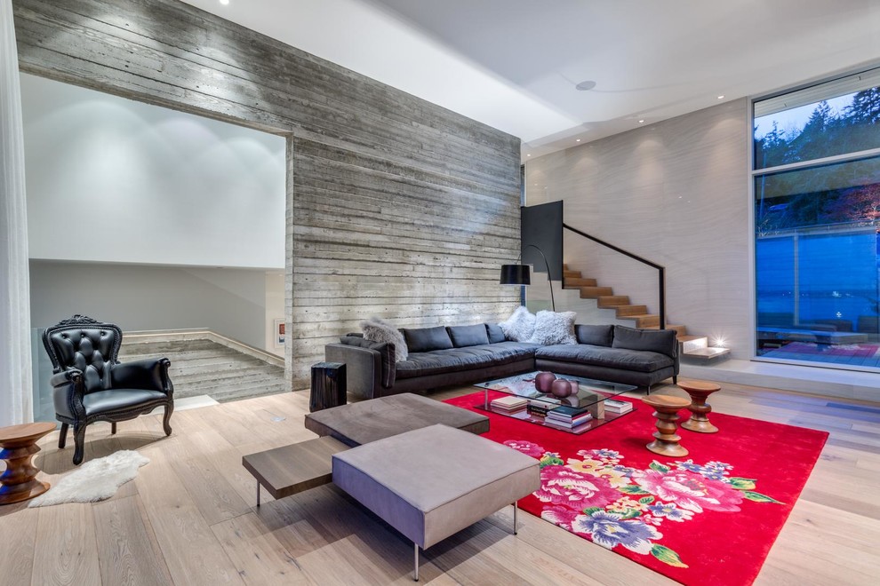 Idées déco pour un salon contemporain ouvert avec un mur gris, un sol en bois brun et un sol marron.