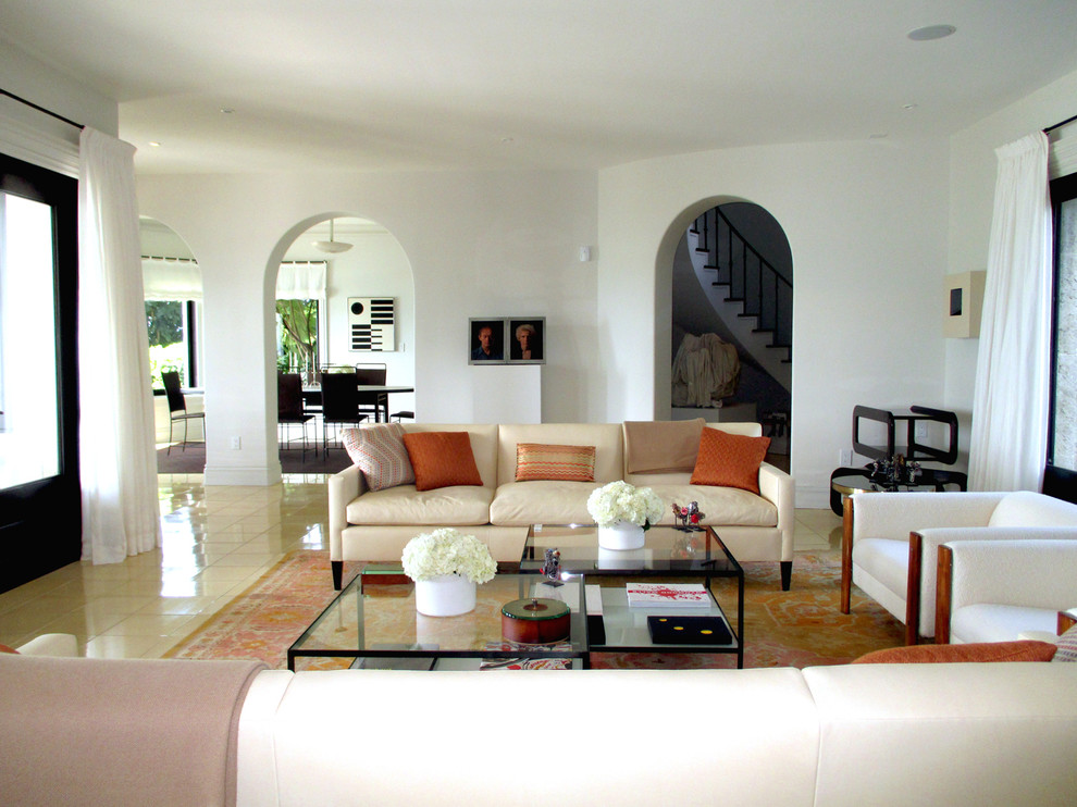 Свежая идея для дизайна: гостиная комната в стиле фьюжн с белыми стенами и бетонным полом - отличное фото интерьера