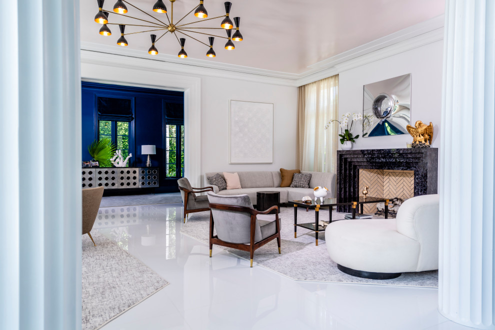Abgetrenntes Modernes Wohnzimmer mit weißer Wandfarbe, Kamin und weißem Boden in Miami