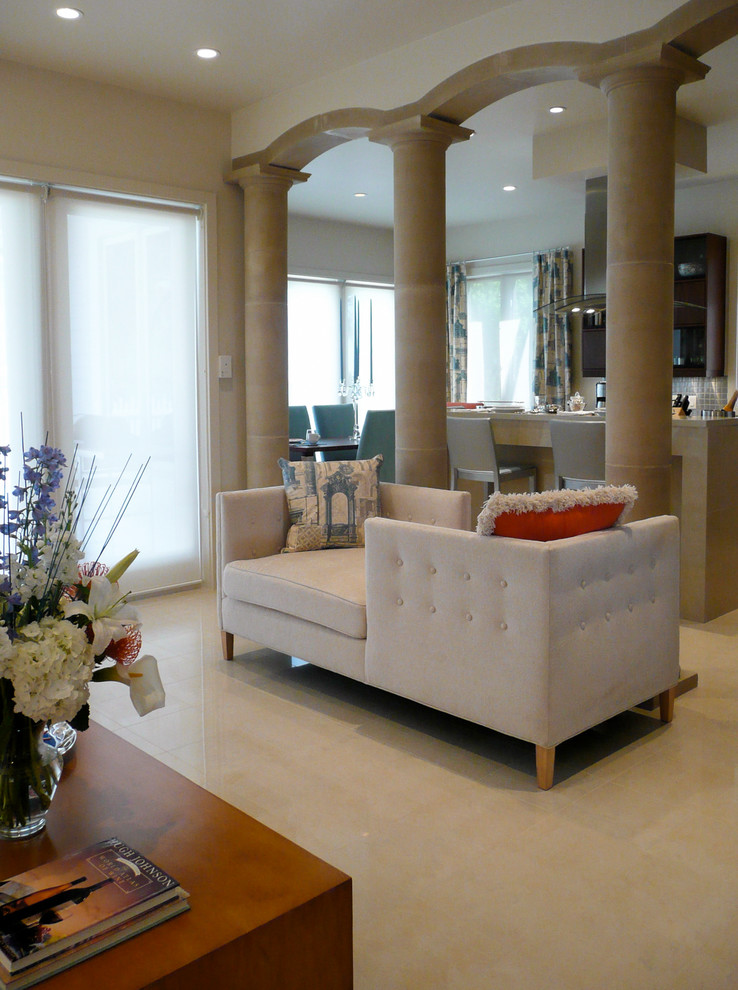 Idee per un soggiorno boho chic di medie dimensioni e aperto con pareti beige, pavimento in marmo e pavimento beige