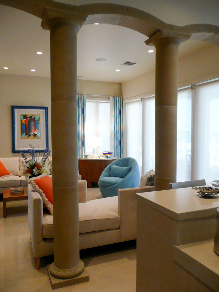 Esempio di un soggiorno bohémian di medie dimensioni e aperto con pareti beige e pavimento in gres porcellanato