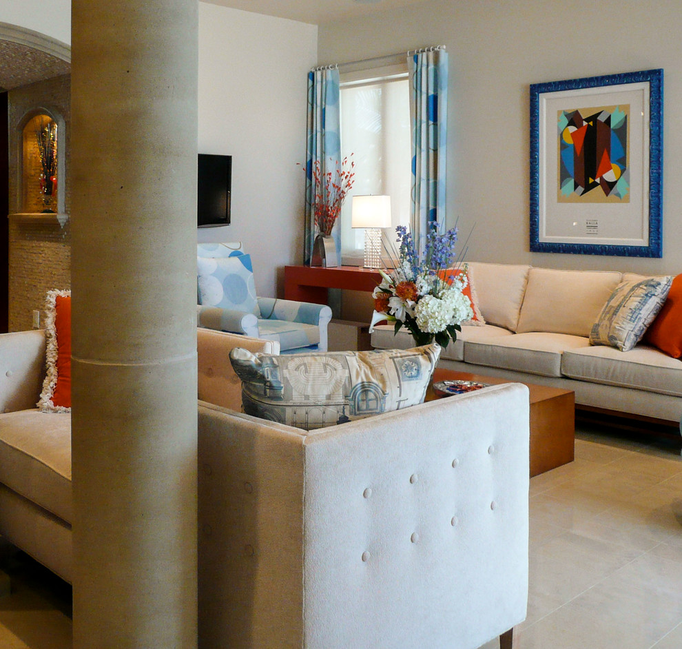 Immagine di un soggiorno eclettico di medie dimensioni e aperto con pareti beige, TV a parete, pavimento in marmo e pavimento beige