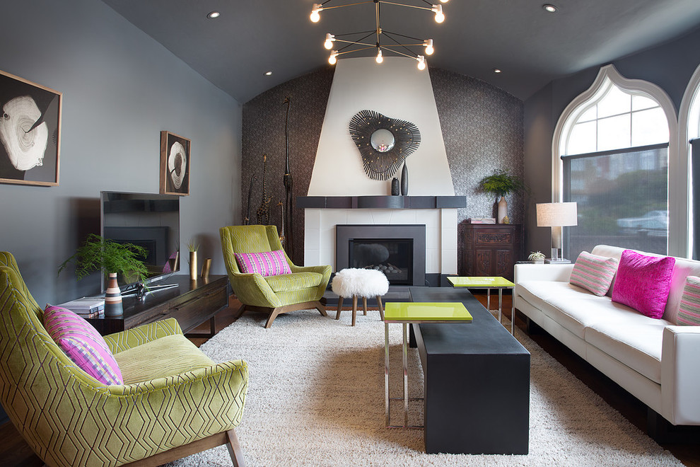 Idées déco pour un grand salon contemporain ouvert avec un mur gris, parquet foncé, une cheminée standard, un manteau de cheminée en métal, un téléviseur indépendant et un sol marron.